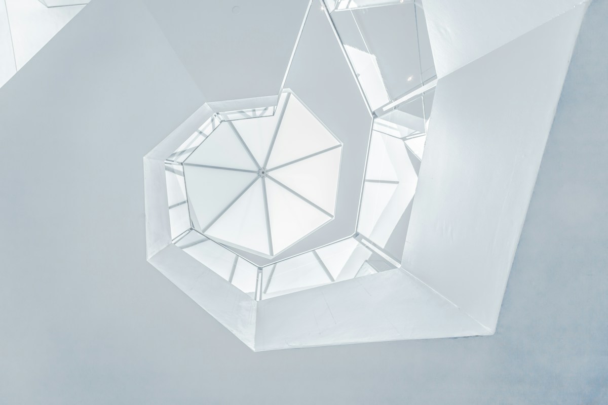 Composición arquitectónica de líneas y luz
